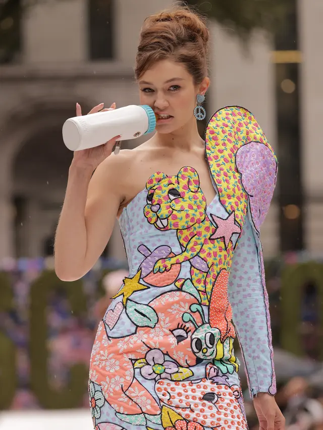 Aksi Gigi Hadid Gigit Botol Bayi di Runway Moschino New York Fashion Week