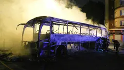 Bangunan dan kendaraan telah dibakar sementara toko-toko dijarah. Kekerasan telah menjerumuskan Presiden Emmanuel Macron ke dalam krisis paling parah dalam kepemimpinannya sejak protes Rompi Kuning yang dimulai pada 2018. (AP Photo/Lewis Joly)