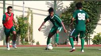 Mochammad Supriadi saat mengikuti sesi latihan bersama Persebaya Surabaya di Stadion Universitas Negeri Yogyakarta, Sleman, Senin sore (20/1/2020). (Bola.com/Aditya Wany)