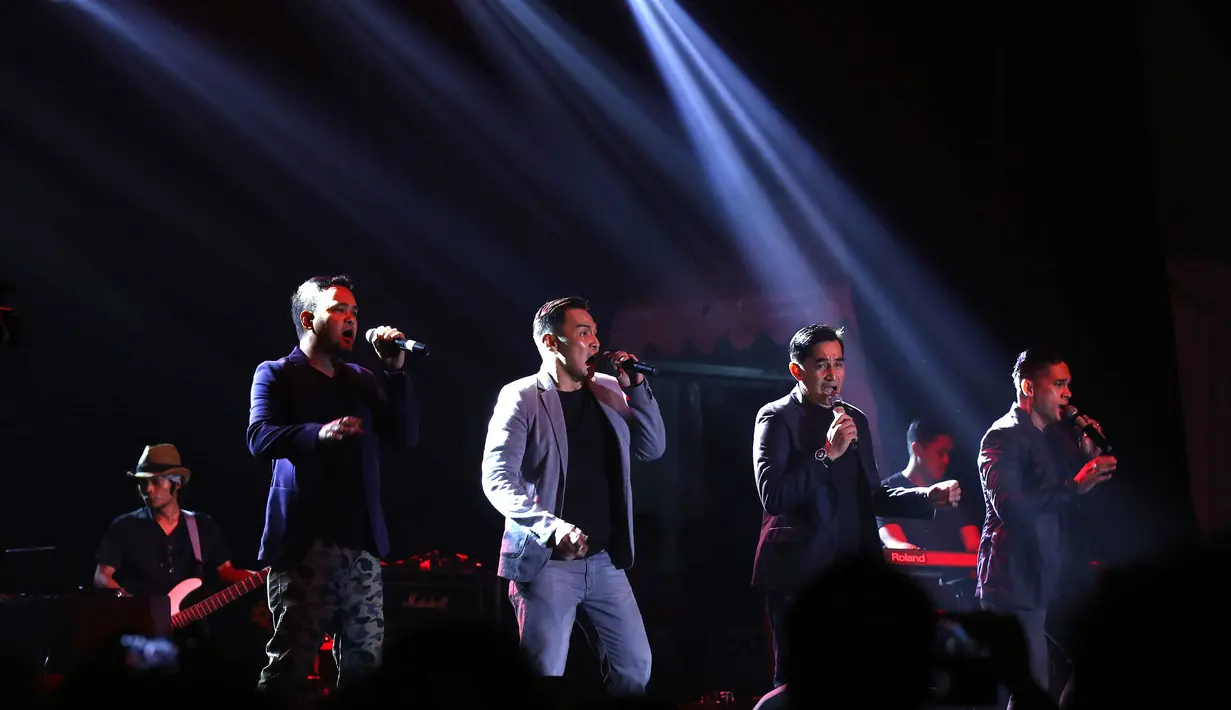 Sudah 25 tahun lamanya sejak Coboy tak lagi aktif dalam bermusik. Tak heran jika para penonton pun begitu antusias menyaksikan aksi mereka, khususnya kaum perempuan. (Nurwahyunan/Bintang.com)