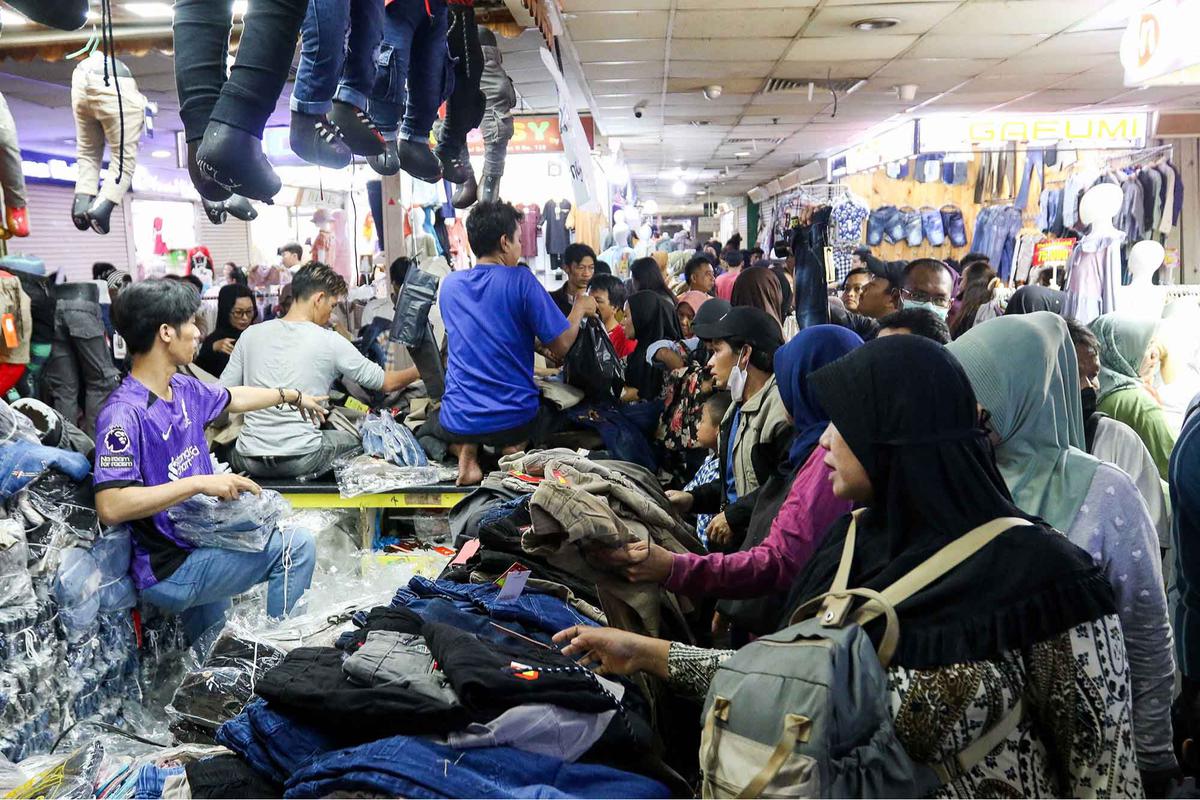 FOTO:   Hampir Sepekan Jelang Lebaran, Warga Memadati Pasar Tanah Abang