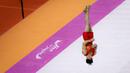 Pesenam China, Shi Cong Mingqi Huang melakukan lompatan pada nomor senam lantai saat babak kualifikasi Kejuaraan Dunia Gimnastik 2025 di Indonesia Arena, Senayan, Jakarta, Senin (20/10/2025). (Bola.com/Bagaskara Lazuardi)