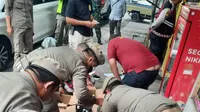 Petugas Satpol PP Kota Bandung saat menyita minuman keras dari sejumlah titik, Jumat 16 Mei 2025. (Dok. Pemkot Bandung).