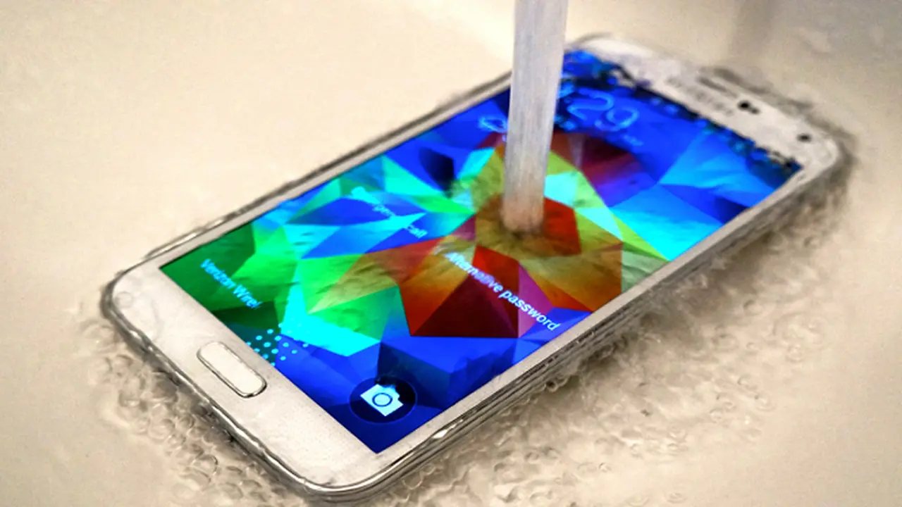 5 Smartphone `Waterproof` Terbaik di 2015
