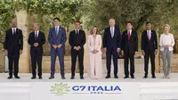 Para pemimpin G7, termasuk Presiden AS Joe Biden dan Perdana Menteri Italia Giorgia Meloni, berpose bersama dalam KTT G7 di Borgo Ignazia, Italia, Kamis (13/6/2024). (Dok. AP Photo/ Alex Brandon)