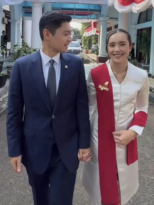 Beby kenakan kebaya putih dengan aksen bukaan kancing depan yang sederhana. Untaian selendang berhasil hadirkan pesona memikat pada tampilan Beby. [Foto: Instagram/ Beby Tsabina]
