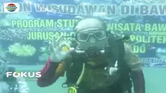 24 mahasiswa Politeknik Negeri Manado Prodi Ekosistem Bawah Laut, wisuda di bawah laut.