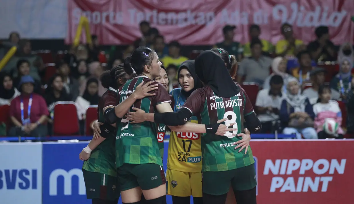 Selebrasi para pemain Petrokimia Gresik Pupuk Indonesia setelah memetik poin atas TNI AU pada laga grand final Livoli Divisi Utama 2023 di di GOR Joyoboyo, Kediri, Sabtu (9/12/2023) malam WIB. Petrokimia Gresik Pupuk Indonesia menang 3-0 (25-21, 25-23, 25-16). (PBVSI)