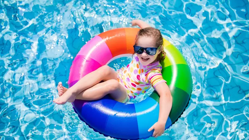 [Reservasi] Anak Berenang di Kolam Renang Hotel