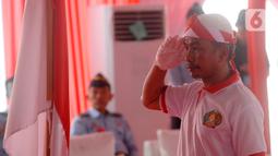 Setelah mencium bendera Merah Putih, para napi selanjutnya menandatangani surat pernyataan &ldquo;Setia Kepada NKRI&rdquo; dengan pembacaan Pancasila serta menggaungkan &ldquo;NKRI Harga Mati&rdquo; yang dipimpin oleh Kalapas Narkotika kelas IIA Gunung Sindur. (merdeka.com/Arie Basuki)