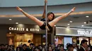 Seorang peserta mengambil bagian dalam kontes Pole Dance di sebuah pusat perbelanjaan di Shenyang, Liaoning, China, 4 April 2017. Pole Dance merupakan bentuk seni pertunjukan yang menggabungkan tari dan akrobat yang menggunakan tiang. (AFP PHOTO/STR)