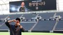 Pemain baru Los Angeles Lakers, Son Heung-min berfoto dengan gestur selebrasi ikonik miliknya dalam acara konferensi pers acara di BMO Stadium, Los Angeles, Amerika, Rabu (06/08/2025) waktu setempat. (AFP/Getty Images/Kevork Djansezian)