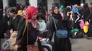 Seorang TKI menghubungi keluarganya saat tiba di Bandara Soekarno Hatta,Tangerang, Rabu (11/11). Sebanyak 450 WNI overstayers dan TKI undocumented dari Jeddah, Arab Saudi dipulangkan pemerintah Indonesia. (Liputan6.com/Angga Yuniar)