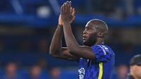 Romelu Lukaku. Striker Belgia berusia 29 tahun ini baru saja dilepas Chelsea dengan status pinjaman ke Inter Milan di bursa transfer musim panas 2022/2023. Sebelumnya ia didatangkan Chelsea di periode keduanya dari Inter Milan pada awal musim 2021/2022 denan nilai transfer 113 juta euro atau setara Rp1,7 triliun. Tampil tak sesuai harapan bersama The Blues, ia hanya mencetak 8 gol di Liga Inggris dari total 25 laga. (AFP/Daniel Leal)