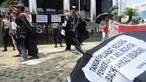 Sejumlah aktivis dari Gema Tapteng berbaris melakukan aksi teatrikal di depan gedung KPK, Jakarta (9/5). Mereka menutut pimpinan KPK untuk mengusut tuntas Bakhtiar Ahmad Sibarani. (Merdeka.com/Dwi Narwoko)