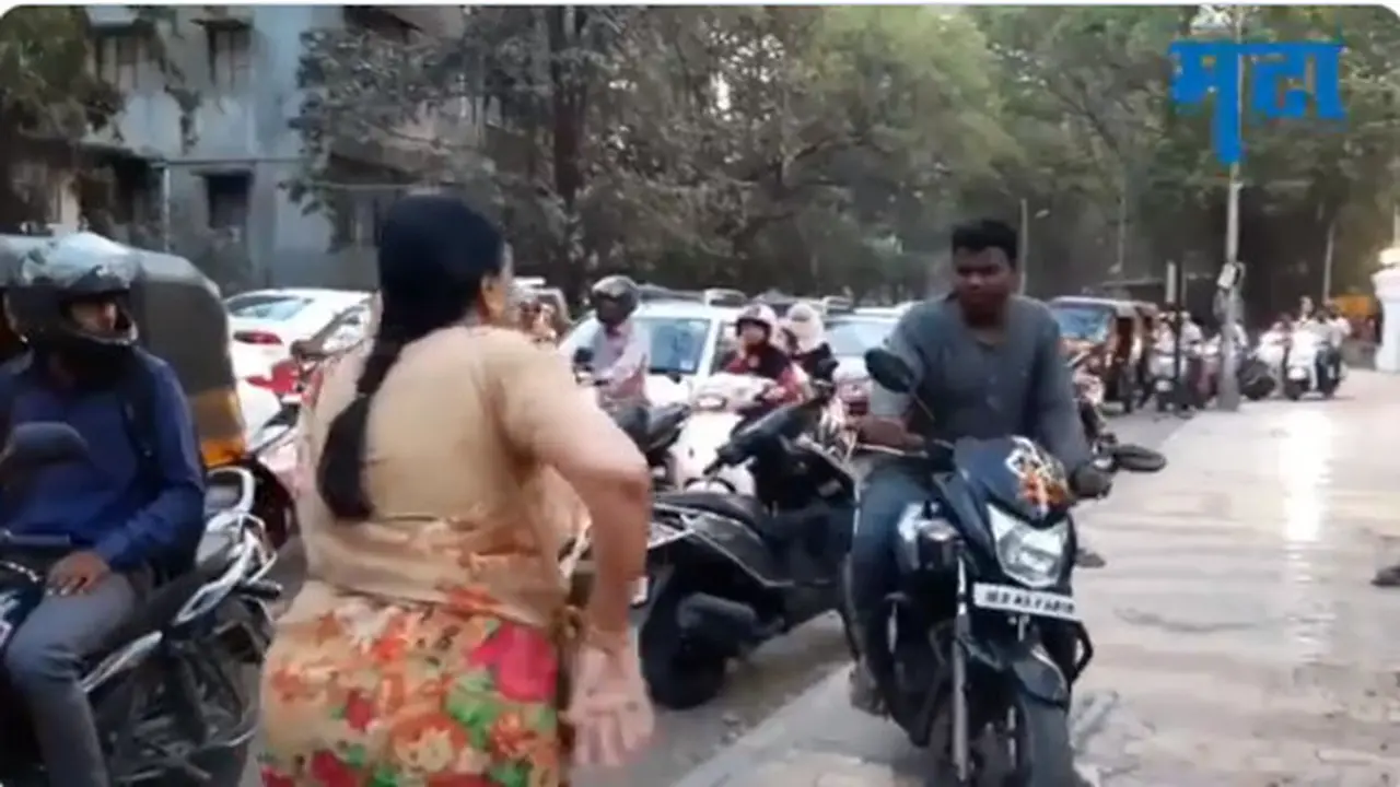 Usir Pengendara Motor dari Trotoar, Seorang Nenek Viral