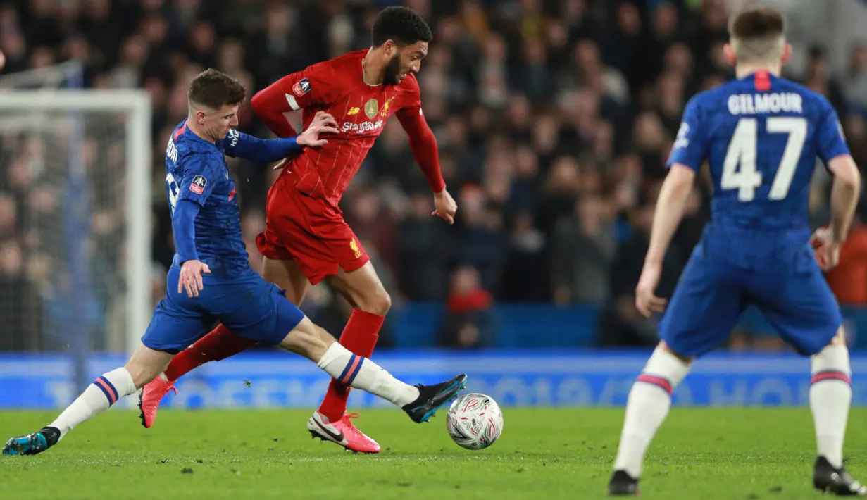 Bek tengah Liverpool, Joe Gomez berebut bola dengan penggawa Chelsea, Mason Mount pada laga putaran lima Piala FA di Stamford Bridge, London, Selasa (3/3/2020). Chelsea mengemas kemenangan telak 2-0 atas tamunya Liverpool. (AP/Ian Walton)