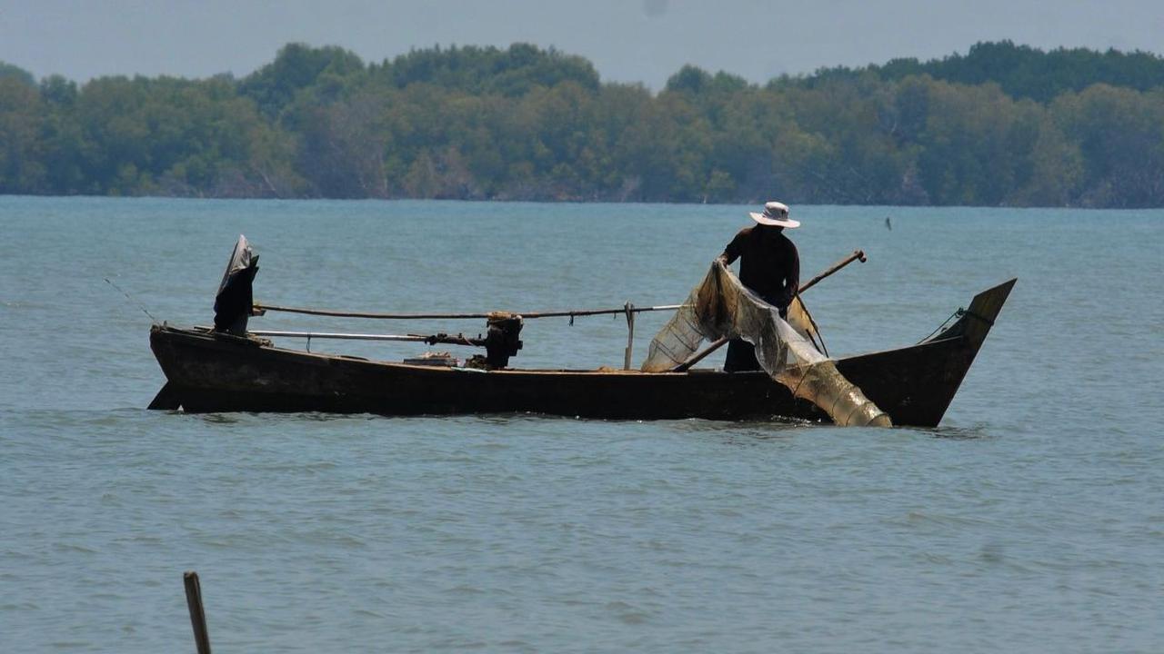 Seorang nelayan mencari ikan di kawsan Pantai Muara Beting yang tergerus abrasi. Foto: Merdeka.com/Imam Buhori