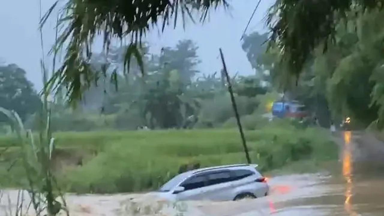 Jangan Remehkan Genangan Air, Mobil Ini Terseret Arus saat Coba Melintasi Banjir Bekasi