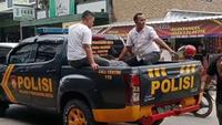 Polisi mengamankan pelaku penusukan di Pringsewu, Lampung yang sempat diamuk massa. (Istimewa)