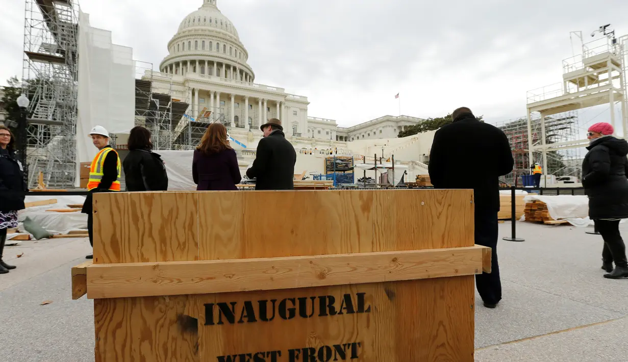 Suasana di depan U.S. Capitol, jelang pelantikan Presiden terpilih Donald Trump, Washington, Kamis (8/12). Donald Trump menjadi presiden terpilih AS usai mengalahkan Hillary Clinton di Pilpres AS. (REUTERS/Jonathan Ernst)