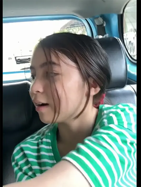 Diminta pendapat oleh sang ibu, Sienna memberikan masukkan bijak dan menenangkan. "Jangan merasa buruk. Cintai apa adanya dirimu. Kamu cantik. Yang penting, kalau gemuk itu ya nggak apa-apa yang penting sehat. Gemuk atau kurus yang penting sehat lah," kata Sienna. [Instagram/marshanda99]