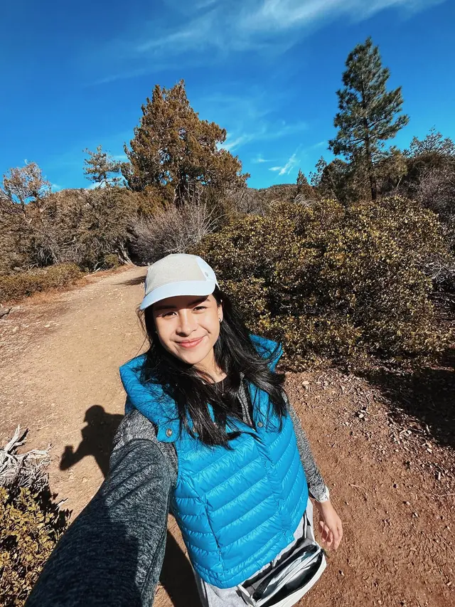 7 Potret Seru Maudy Ayunda Hiking Bareng Mertua di California