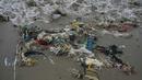 Sampah plastik terlihat di pantai Los Delfines, di distrik Ventanilla, Callao, Peru, Rabu, 2 Agustus 2023. (AP Photo/Martin Mejia)
