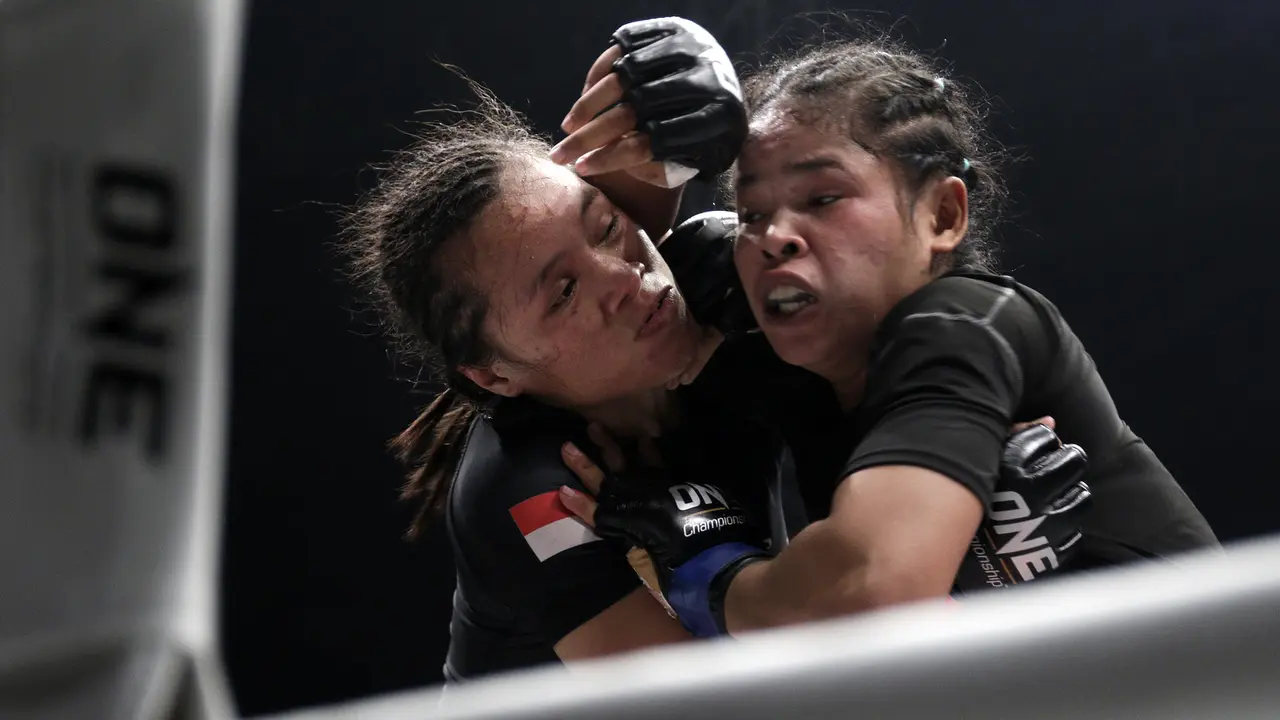 FOTO: ONE Championship, Priscilla Bungkam Petarung Kamboja