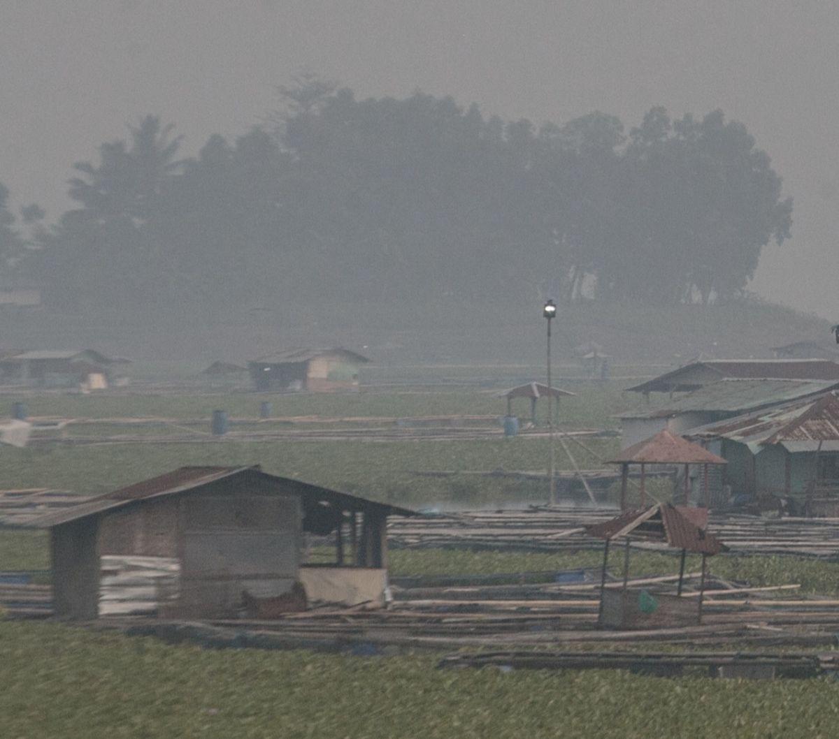 Meski kobaran api sudah diatas, namun kepulan asap terlihat masih menyelimuti area TPA Sarimukti dan sekitarnya.<br><br>Kondisi ini tentu sangat mengganggu jarak pandang hingga kesehatan warga yang berada di sekitar lokasi kebakaran.<br>