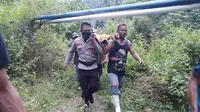 Tim gabungan Basarnas, TNI dan Polri dibantu masyarakat menemukan dua jasad korban longsor di Bone Bolango, Gorontalo. (Liputan6.com/ Arfandi Ibrahim)