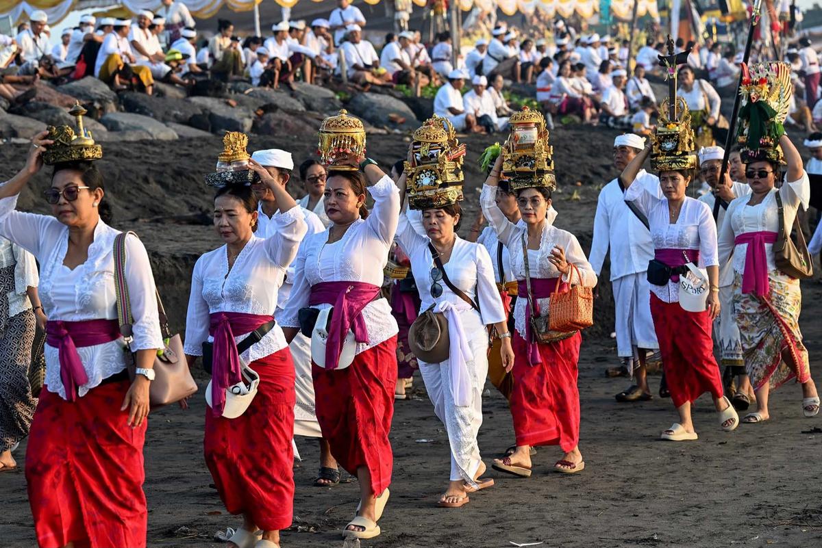 FOTO: Ribuan Umat Hindu Ikuti Prosesi Melasti di Pantai Padanggalak Bali