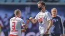 Pelatih RB Leipzig, Julian Nagelsmann, melakukan selebrasi bersama Angelino saat melawan SC Freiburg pada laga Bundesliga di Leipzig, Sabtu (16/5/2020). Pandemi COVID-19 membuat pemain melakukan selebrasi jaga jarak. (AFP/Jan Woitas)