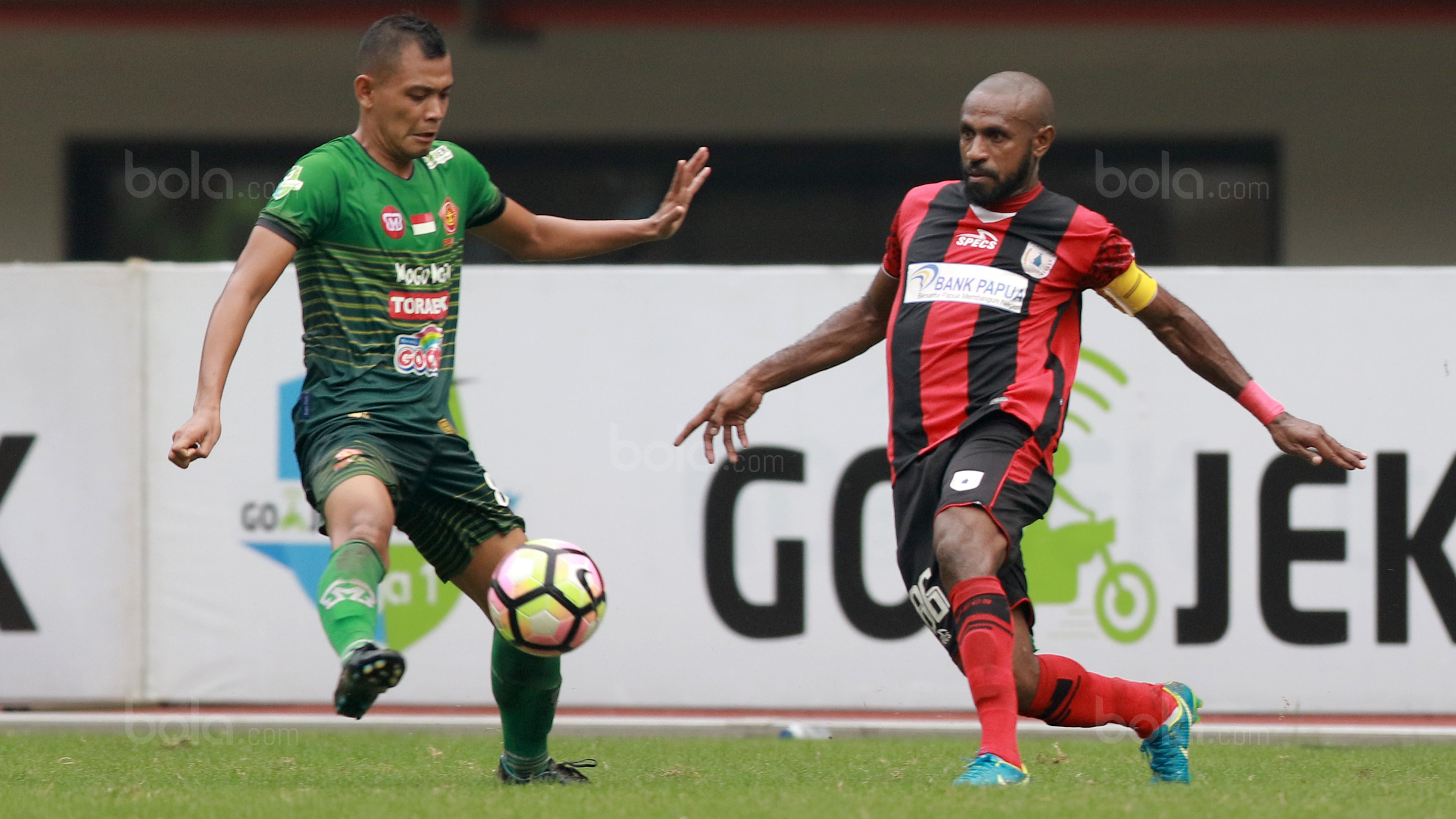 Pemain Persipura Jayapura, Ruben Sanadi (kiri) berebut bola dengan pemain PS TNI, Ahamd Noviandani pada lanjutan Liga 1 2017 di Stadion Patriot, Bekasi (4/11/2017). (Bola.com/Nick Hanoatubun)