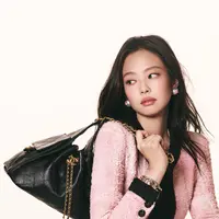 Setelah Dua Lipa diumumkan sebagai wajah kampanye pada Januari lalu, kini giliran Jennie yang membawa sentuhan elegan dan modernnya ke dalam koleksi eksklusif rumah mode Prancis tersebut. [Dok/CHANEL].