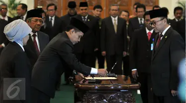 Ketua MPR, Zulkifli Hasan (kanan) melantik Sekjen MPR yang baru Ma'ruf Cahyono (kiri), Senayan, Jakarta, Rabu (3/2/2016). Ma'ruf Cahyono mengantikan Edi Siregar yang memasuki masa pensiun sejak Desember 2015. (Liputan6.com/Johan Tallo)