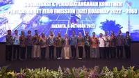 Direktur Utama Pertamina Nicke Widyawati bersama Direksi Holding &amp; Subholding berfoto bersama usai acara Sosialisasi &amp; Penandatanganan Pathway Pertamina Net Zero Emission (NZE) Road Map 2022-2060 yang diselenggarakan di Gedung Grha Pertamina, Jakarta pada (6/10/2022)