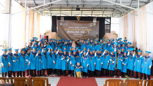 Wisuda perdana STMIK Komputama, El Bayan, Cilacap, Jawa Tengah. (Foto: Dok. STMIK Komputama/Muhamad Ridlo)