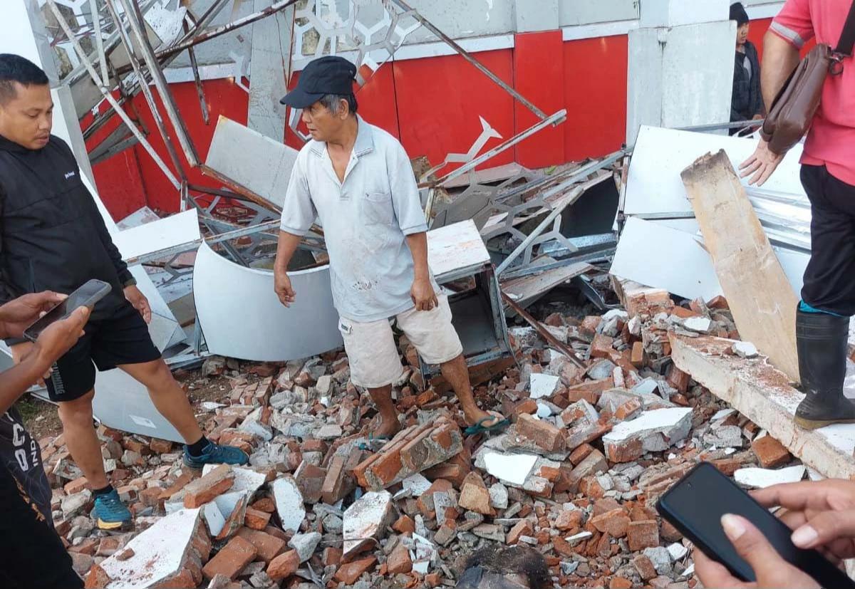 FOTO: Gempa Dahsyat Guncang Sulawesi Utara Warga Panik dan Bangunan Rusak