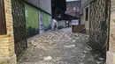 Pemandangan puing-puing di jalan setapak yang disebabkan oleh gempa bumi di Sisak, Kroasia, Senin (28/12/2020). Gempa yang terjadi pukul 0528 GMT itu juga terasa di ibu kota. (AP Photo/Goran Juric)