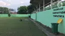 Seorang pria terlihat di Stadion Voetbalbond Indonesia Jacatra (VIJ), Petojo, Jakarta, Rabu (18/12/2019). Selain sebagai tempat berlatih sepak bola, stadion yang dibangun pada tahun 1928 tersebut kini juga dialihfungsikan untuk kegiatan lain. (Liputan6.com/Immanuel Antonius)