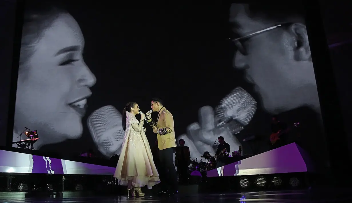 Dalam segmen khusus, duet apik ditunjukan oleh dua penyanyi, Rossa dan sahabatnya, Afgansyah Reza. Duet romantis keduanya di atas panggung megah dan mandapat sambutan meriah dari penonton yang memenuhi arena. (Bambang E. Ros/Bintang.com)