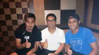 Rahmat Latief (kiri) dan Djayusman Triadi (kanan) resmi membela Persiban Bantaeng di Habibie Cup 2015. (Bola.com/Ahmad Latando) 