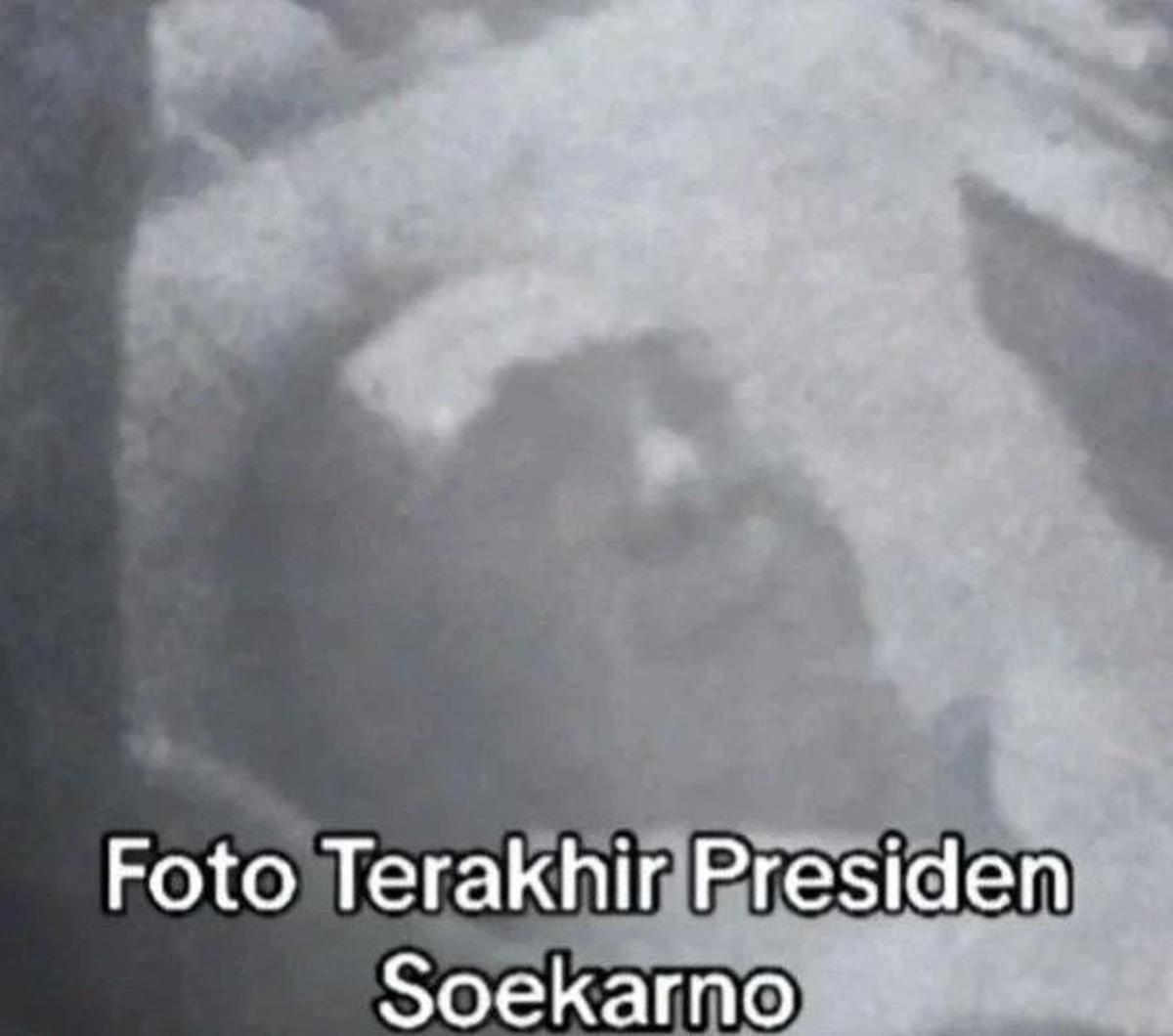 Potret pertama memperlihatkan sosok Ir. Soekarno sebelum menghembuskan napas terakhirnya. <br>