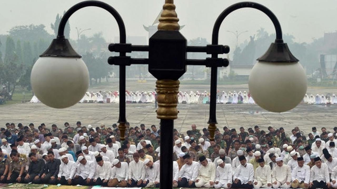 Ribuan warga Riau gelar salat minta hujan di tengah kabut asap