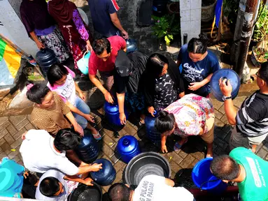 Warga antre saat pembagian bantuan air bersih di Jalan Kakap Raya, Tanggerang, Senin (17/8/2015). Dalam beberapa hari terakhir, warga Tangerang dan sekitarnya kesulitan mendapatkan air bersih. (Liputan6.com/Faizal R Syam)
