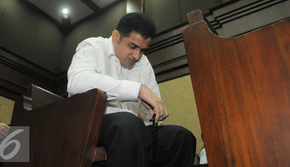 Nazaruddin saat berada di ruang sidang Pengadilan Tipikor,Jakarta, Kamis (9/6). Nazaruddin dijerat dengan dua pasal, yakni menerima gratifikasi dan melakukan tindak pidana pencucian uang.(Liputan6.com/Helmi Afandi)