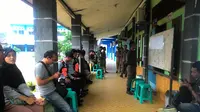 Keluarga dan kerabat menanti kabar bus rombongan wisata siswa SMK Panca Karya Sentul, Bogor, Jabar, yang mengalami kecelakaan di Magelang, Jateng. (Liputan6.com/Achmad Sudarno)