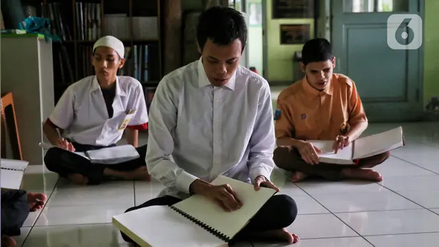 Perjuangan Disabilitas Tadarus dengan Al-Quran Braille