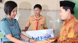 Siswa Sekesal Bagikan Zakat dan Takjil